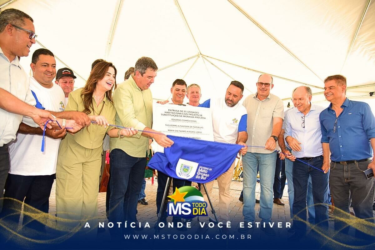 Imagem de compartilhamento para o artigo Governador Riedel, prefeito Weliton Guimarães e vereadores entregam 25 novas casas e maquinários para Alcinópolis da MS Todo dia